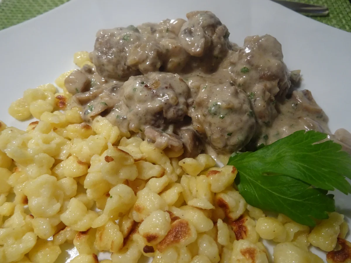 Hackbällchen in Pilz-Rahmsoße mit Butter-Knöpfle - Rezept - Bild Nr. 2