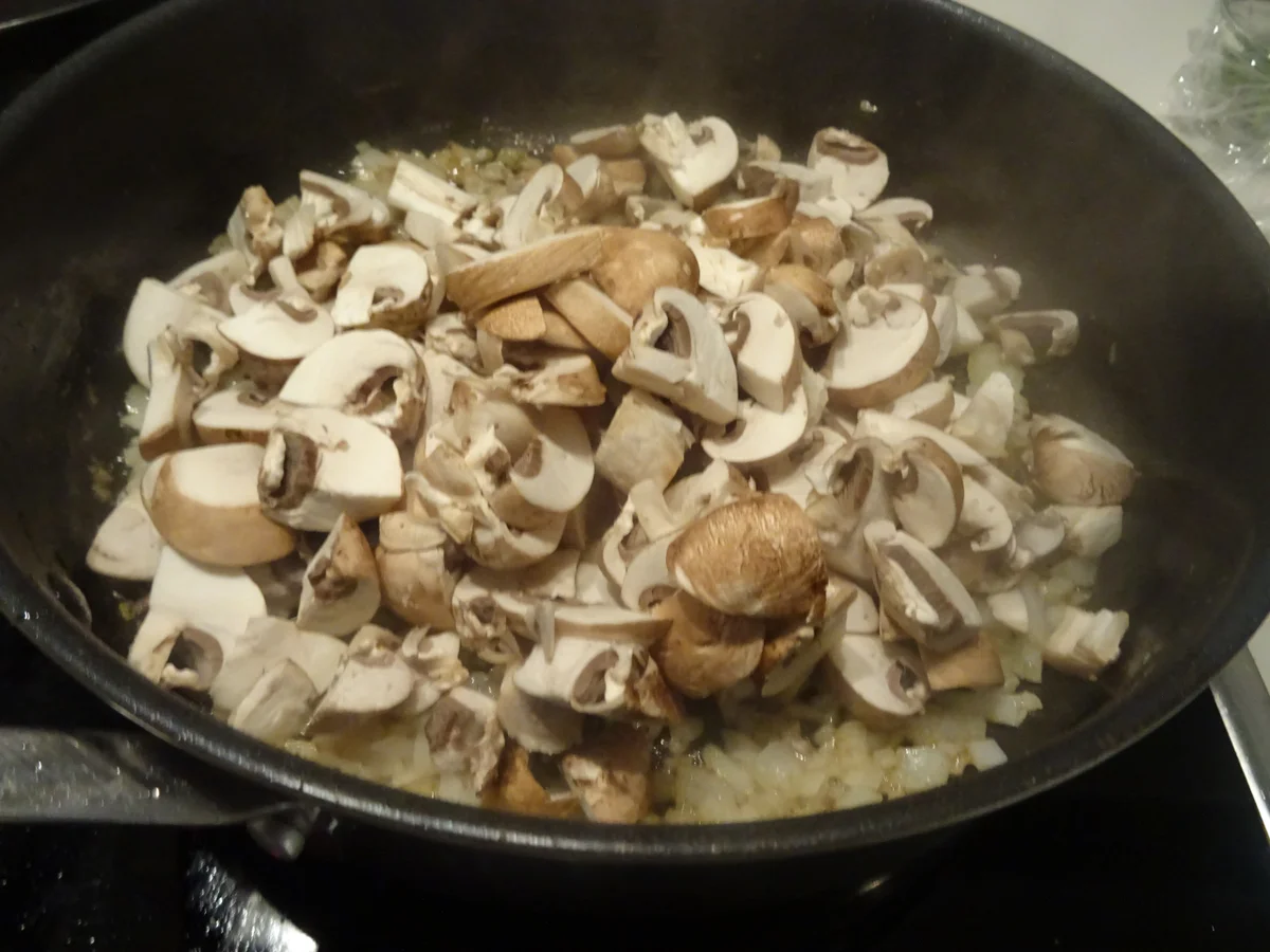 Hackbällchen in Pilz-Rahmsoße mit Butter-Knöpfle - Rezept - Bild Nr. 5