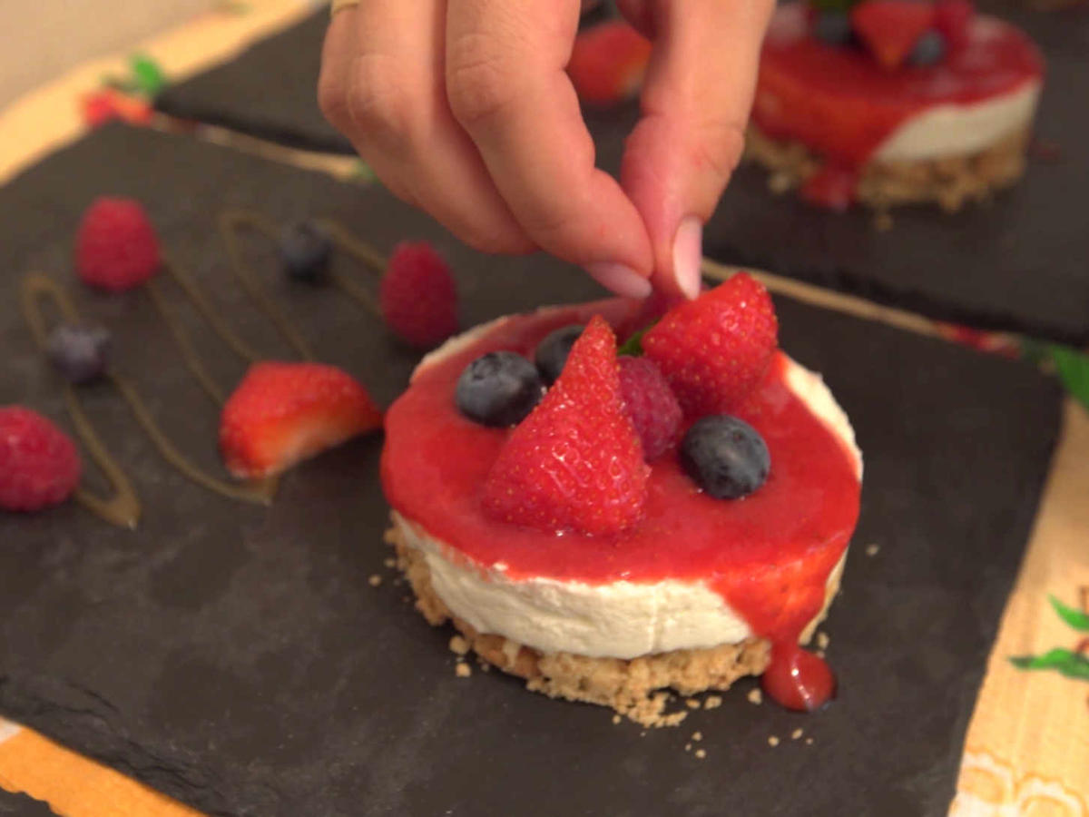 Luftiger Cheesecake mit Erdbeer-Coulis und frischen Beeren - Rezept - Bild Nr. 2