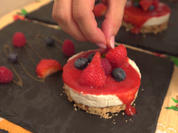 Luftiger Cheesecake mit Erdbeer-Coulis und frischen Beeren - Rezept - Bild Nr. 2