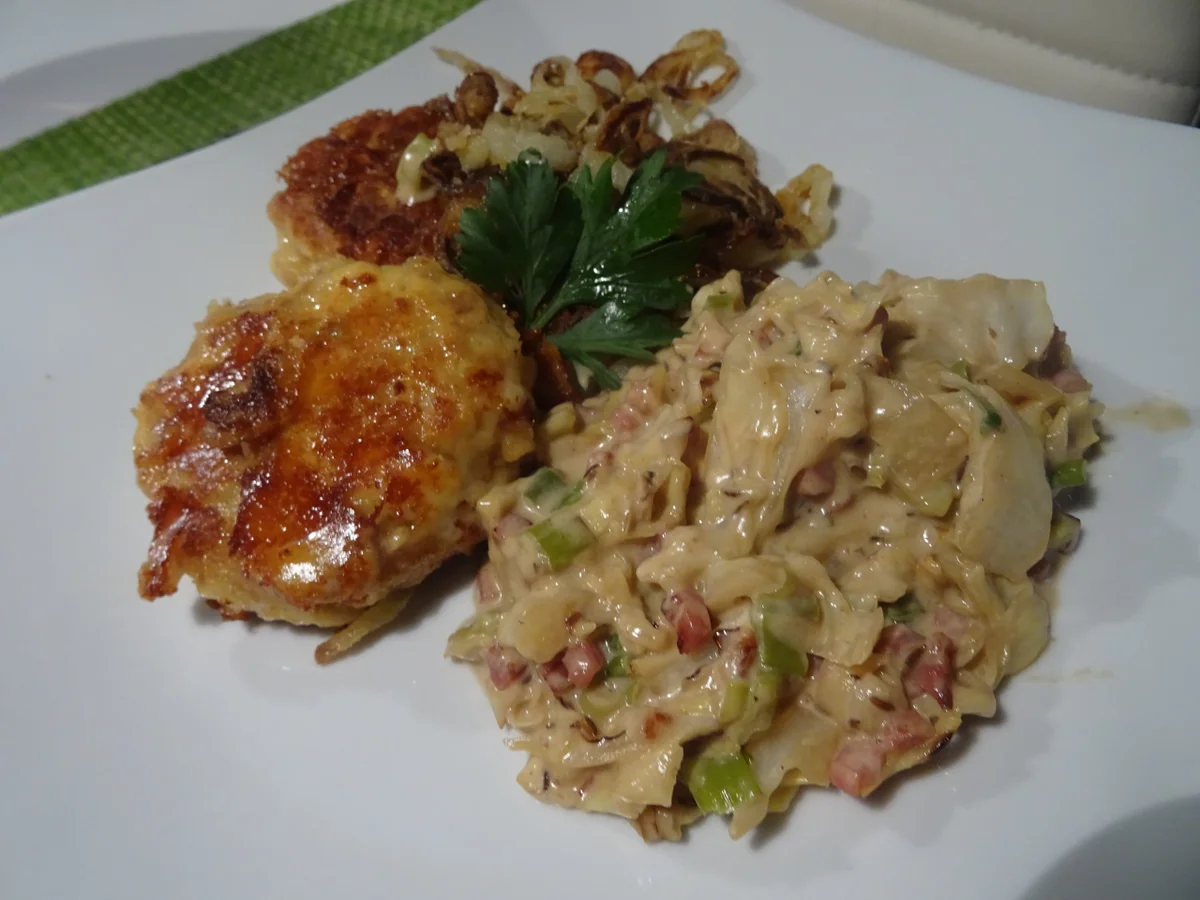 Kaspressknödel mit Rahmspitzkohl und Röstzwiebeln - Rezept - Bild Nr. 2