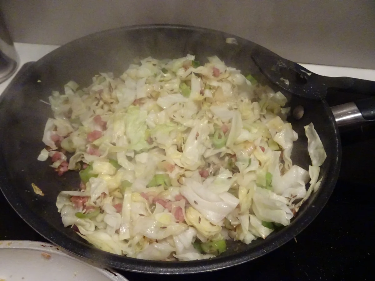 Kaspressknödel mit Rahmspitzkohl und Röstzwiebeln - Rezept - Bild Nr. 3