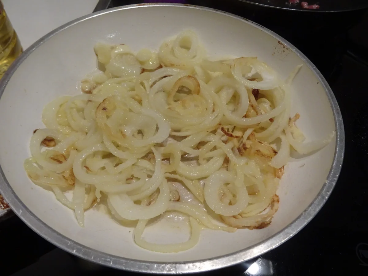 Kaspressknödel mit Rahmspitzkohl und Röstzwiebeln - Rezept - Bild Nr. 6