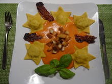 Ravioli-Sterne mit Tomaten-Parmesansoße, Zimt-Croutons und Bacon-Chip - Rezept - Bild Nr. 2