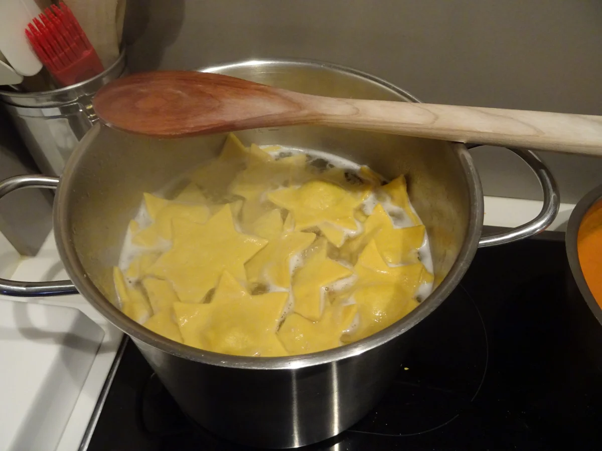 Ravioli-Sterne mit Tomaten-Parmesansoße, Zimt-Croutons und Bacon-Chip - Rezept - Bild Nr. 3