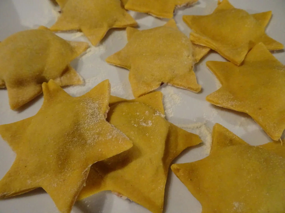 Ravioli-Sterne mit Tomaten-Parmesansoße, Zimt-Croutons und Bacon-Chip - Rezept - Bild Nr. 8