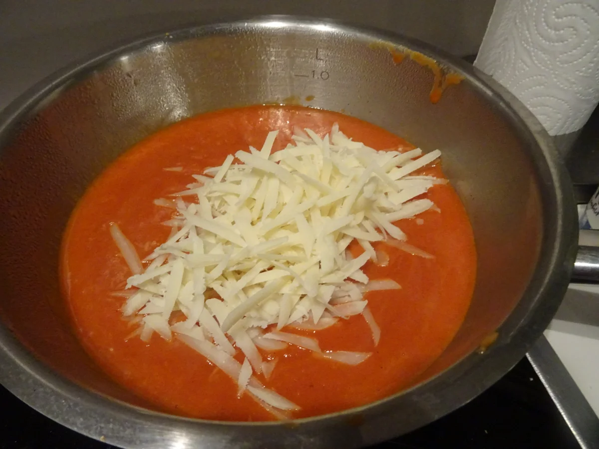 Ravioli-Sterne mit Tomaten-Parmesansoße, Zimt-Croutons und Bacon-Chip - Rezept - Bild Nr. 4