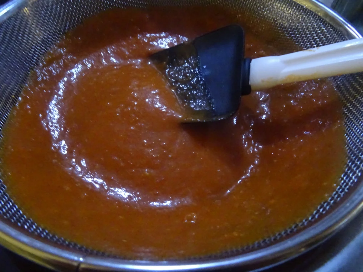 Ravioli-Sterne mit Tomaten-Parmesansoße, Zimt-Croutons und Bacon-Chip - Rezept - Bild Nr. 5