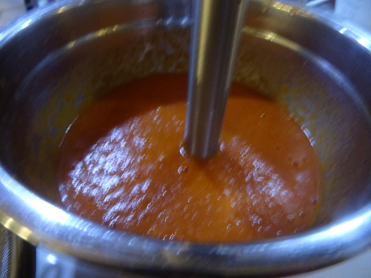 Ravioli-Sterne mit Tomaten-Parmesansoße, Zimt-Croutons und Bacon-Chip - Rezept - Bild Nr. 6