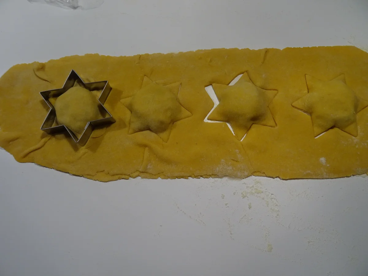 Ravioli-Sterne mit Tomaten-Parmesansoße, Zimt-Croutons und Bacon-Chip - Rezept - Bild Nr. 9