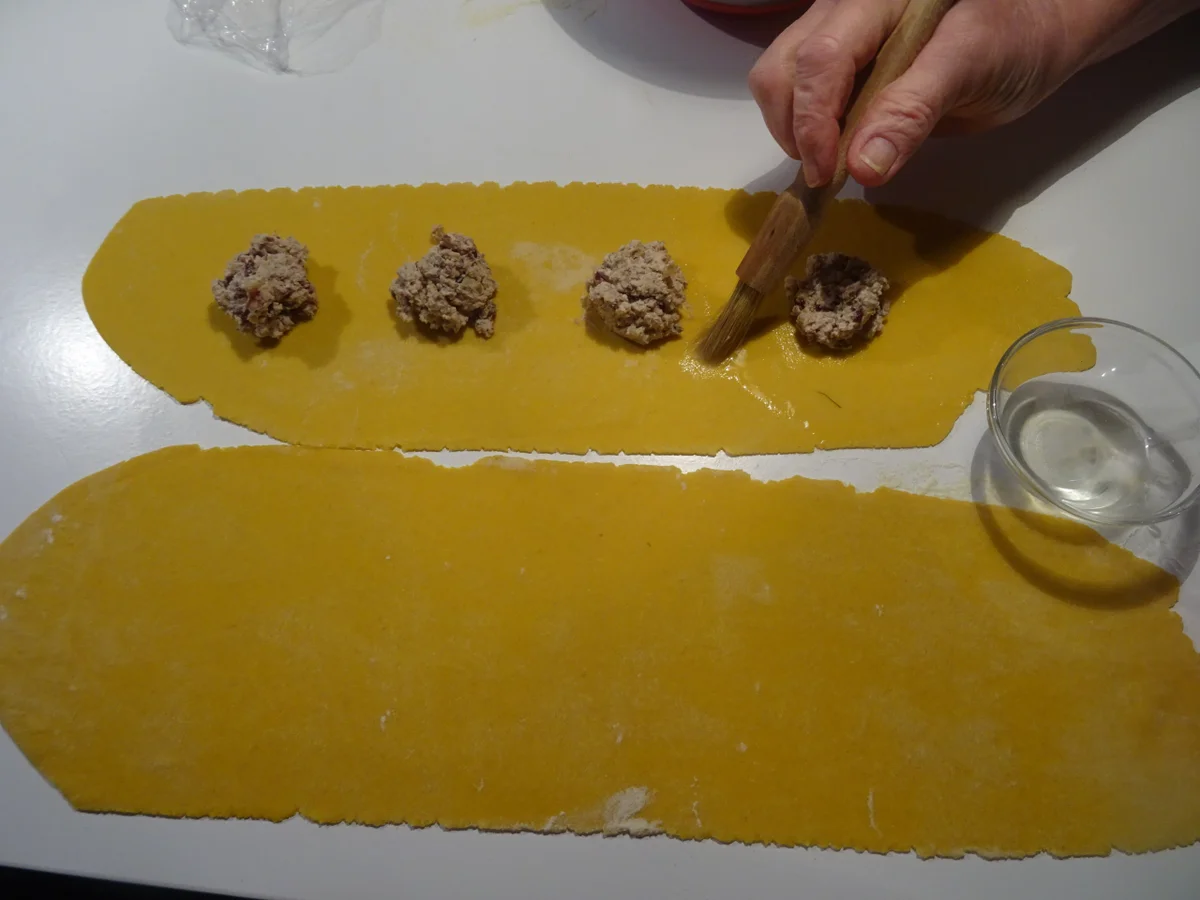 Ravioli-Sterne mit Tomaten-Parmesansoße, Zimt-Croutons und Bacon-Chip - Rezept - Bild Nr. 12