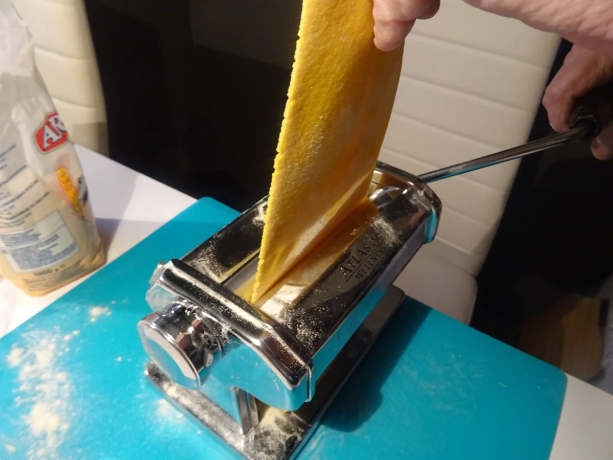 Ravioli-Sterne mit Tomaten-Parmesansoße, Zimt-Croutons und Bacon-Chip - Rezept - Bild Nr. 14