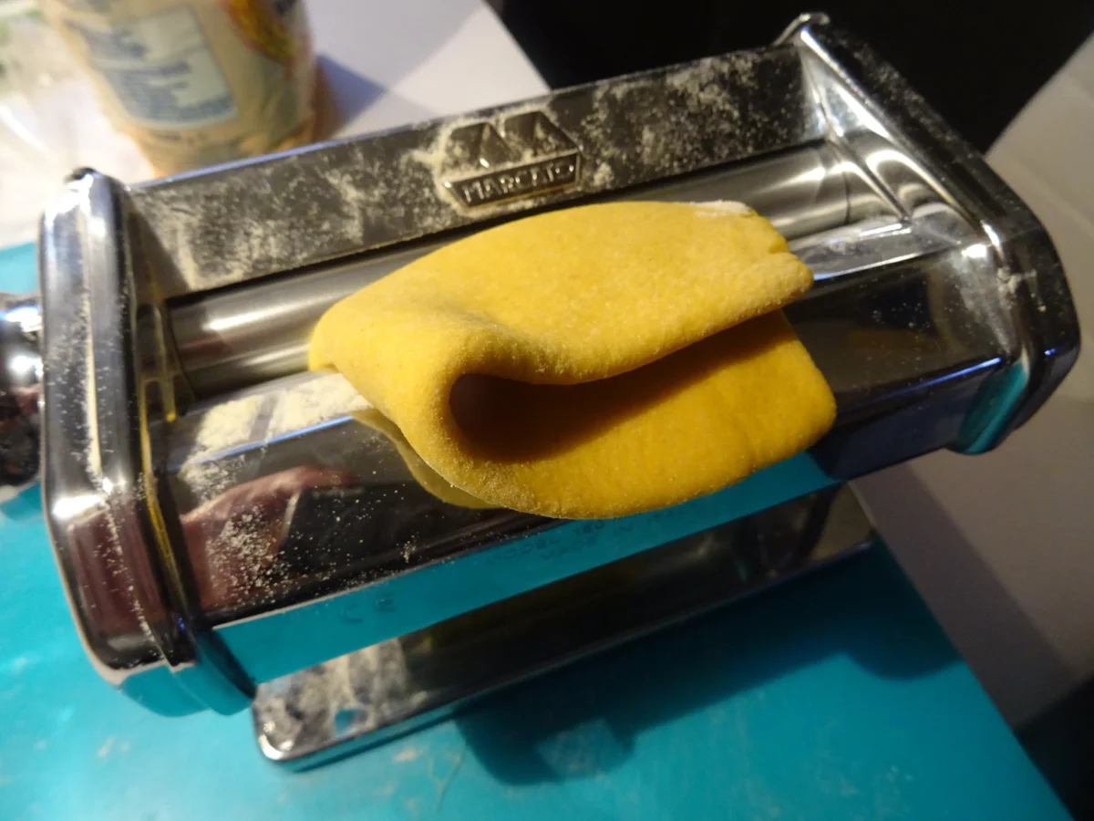 Ravioli-Sterne mit Tomaten-Parmesansoße, Zimt-Croutons und Bacon-Chip - Rezept - Bild Nr. 15