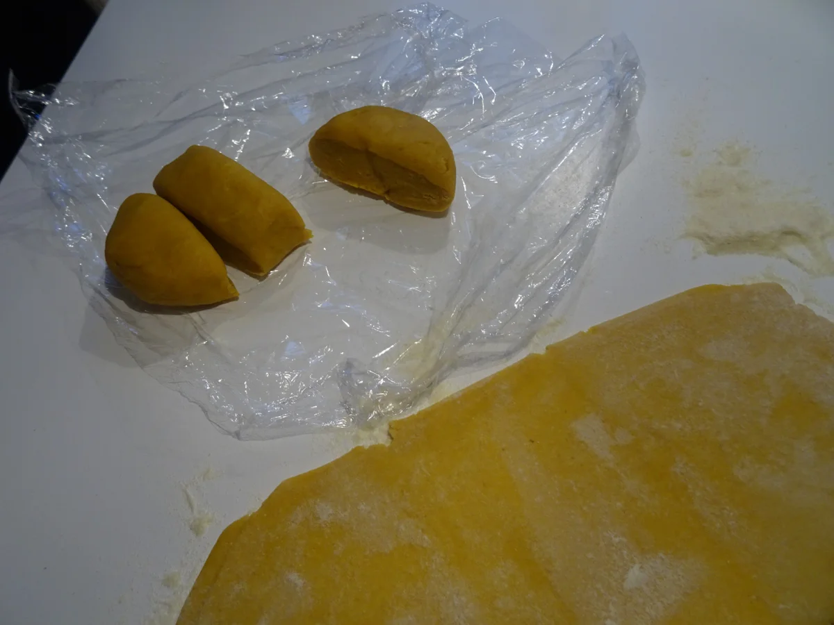 Ravioli-Sterne mit Tomaten-Parmesansoße, Zimt-Croutons und Bacon-Chip - Rezept - Bild Nr. 17