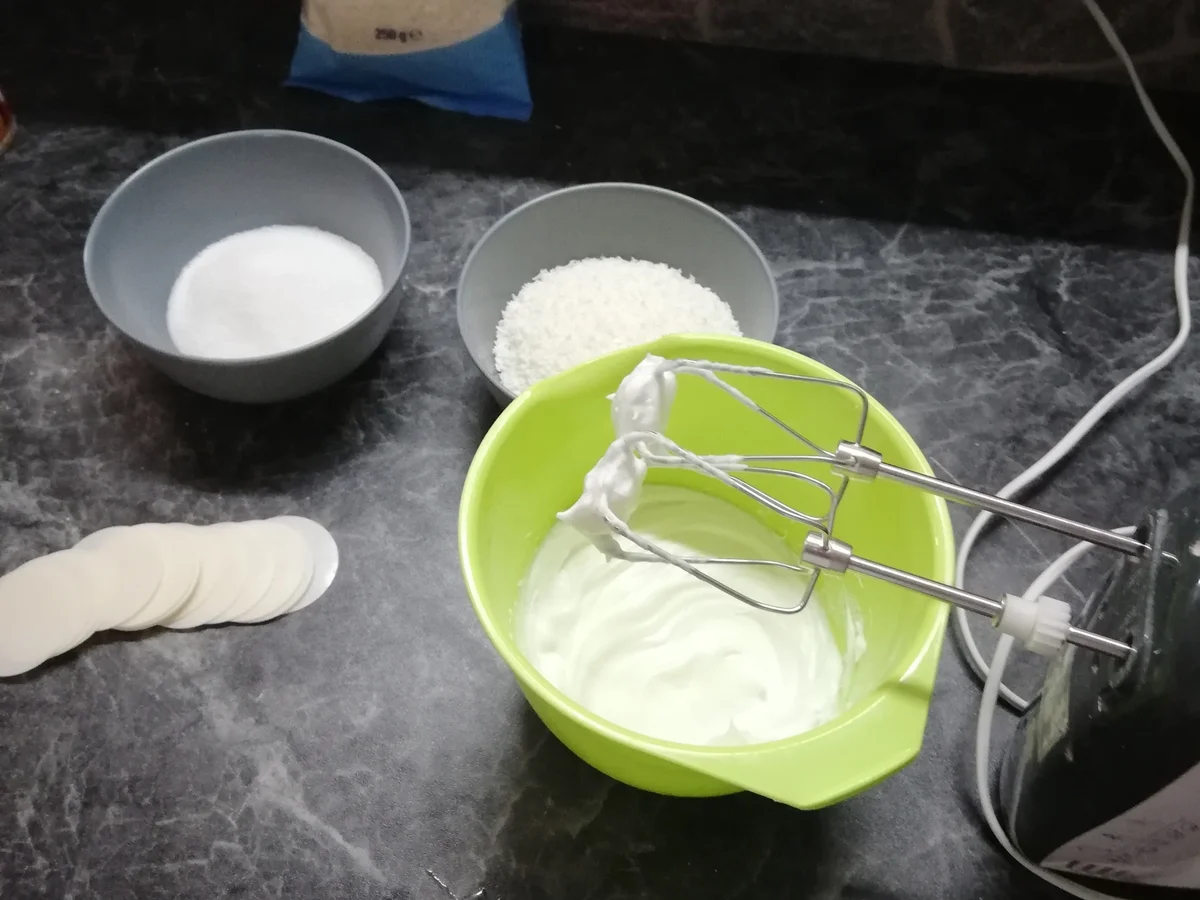 Kokos-, Mandel- und Haselnussmakronen - Rezept - Bild Nr. 3