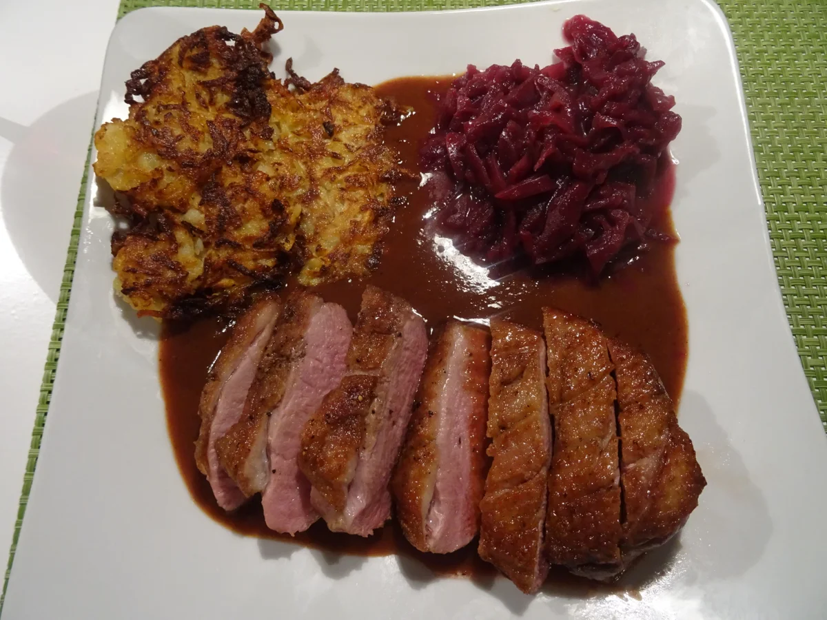 Rezept: Barbarie-Entenbrust mit Glühwein-Lebkuchensoße und Steckrüben-Rösti Bild Nr. 2 Barbarie-Entenbrust mit Glühwein-Lebkuchensoße und Steckrüben-Rösti - Rezept - Bild Nr. 2