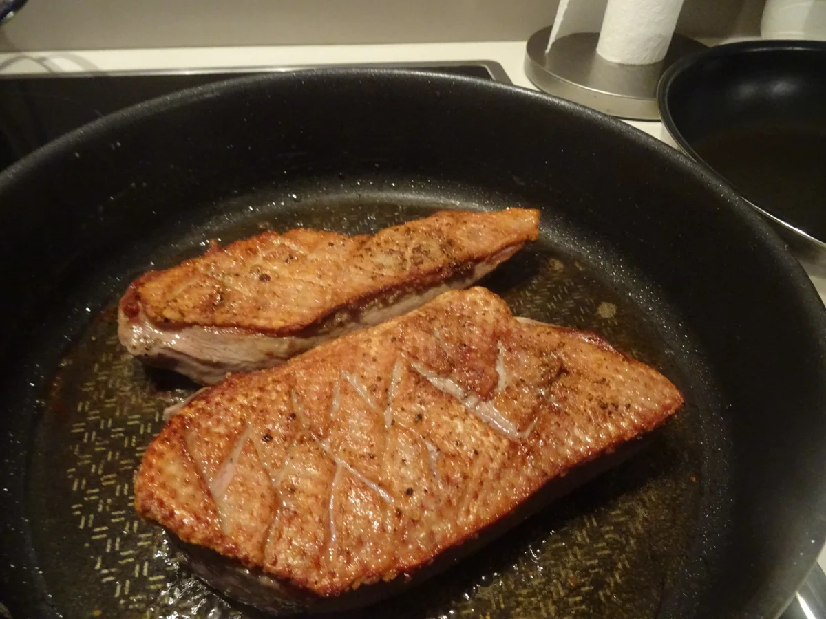 Rezept: Barbarie-Entenbrust mit Glühwein-Lebkuchensoße und Steckrüben-Rösti Bild Nr. 5 Barbarie-Entenbrust mit Glühwein-Lebkuchensoße und Steckrüben-Rösti - Rezept - Bild Nr. 5