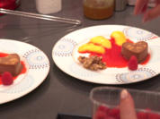 Schokoladen-Chili-Parfait mit karamellisierten Nüssen an Himbeersauce - Rezept - Bild Nr. 2