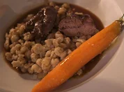 Gerötete Kalbswangen in Cranberry-Rotweinsauce mit Nussspätzle und Salzkarotten - Rezept - Bild Nr. 2