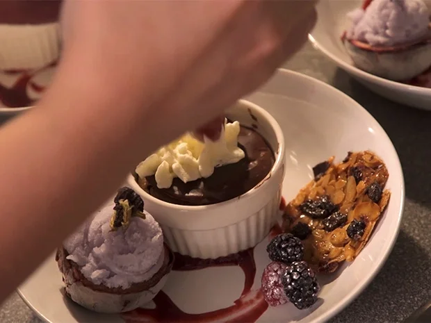 Rezept: Blaues Mangostane-Sorbet und Schokokuchen mit Mandel-Beeren-Talern Bild Nr. 2 Blaues Mangostane-Sorbet und Schokokuchen mit Mandel-Beeren-Talern - Rezept - Bild Nr. 2