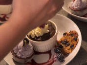 Blaues Mangostane-Sorbet und Schokokuchen mit Mandel-Beeren-Talern - Rezept - Bild Nr. 2