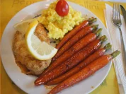 Wiener Schnitzel vom Schwein mit Honig-Bundmöhren und Sahne-Kartoffelstampf - Rezept - Bild Nr. 2