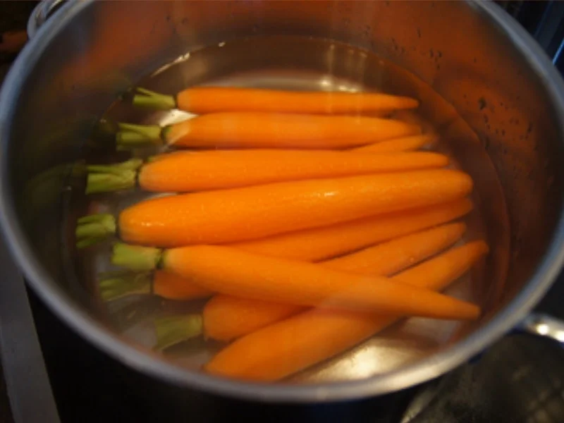 Wiener Schnitzel vom Schwein mit Honig-Bundmöhren und Sahne-Kartoffelstampf - Rezept - Bild Nr. 9