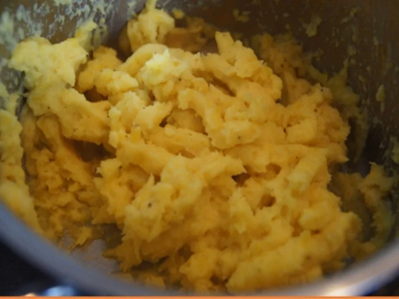 Wiener Schnitzel vom Schwein mit Honig-Bundmöhren und Sahne-Kartoffelstampf - Rezept - Bild Nr. 16