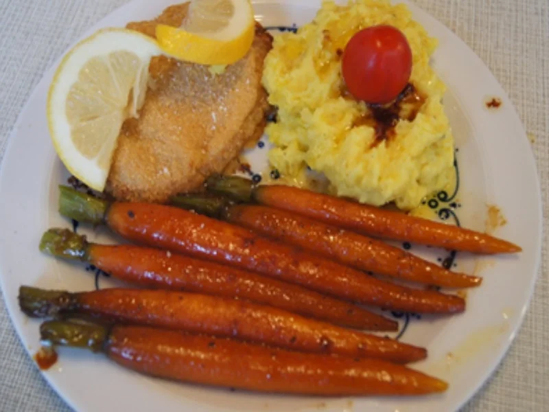 Wiener Schnitzel vom Schwein mit Honig-Bundmöhren und Sahne-Kartoffelstampf - Rezept - Bild Nr. 17