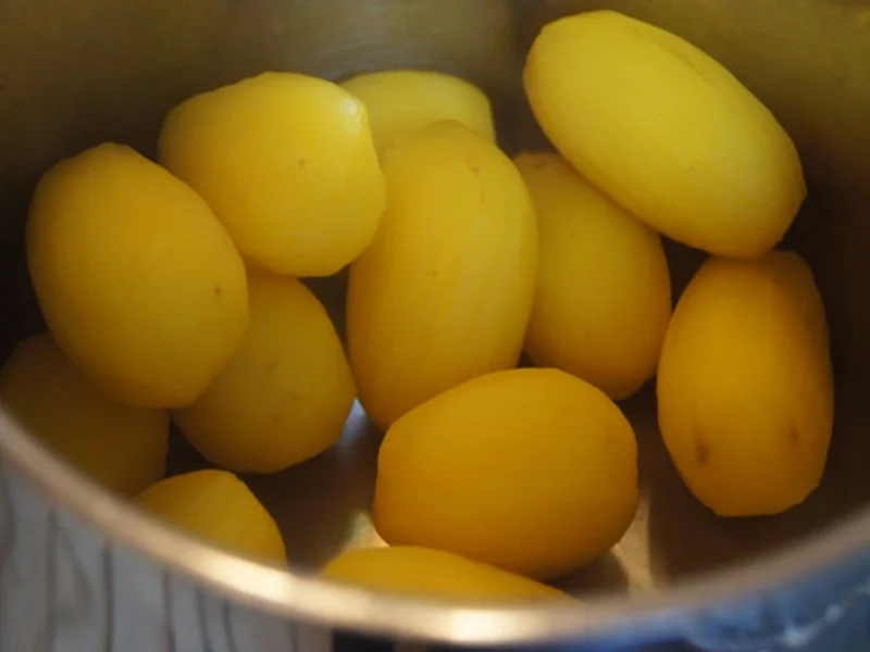 Rezept: Lachsfilet mit Meerrettichsauce, Drillingen und Romana Salat Bild Nr. 11 Lachsfilet mit Meerrettichsauce, Drillingen und Romana Salat - Rezept - Bild Nr. 11