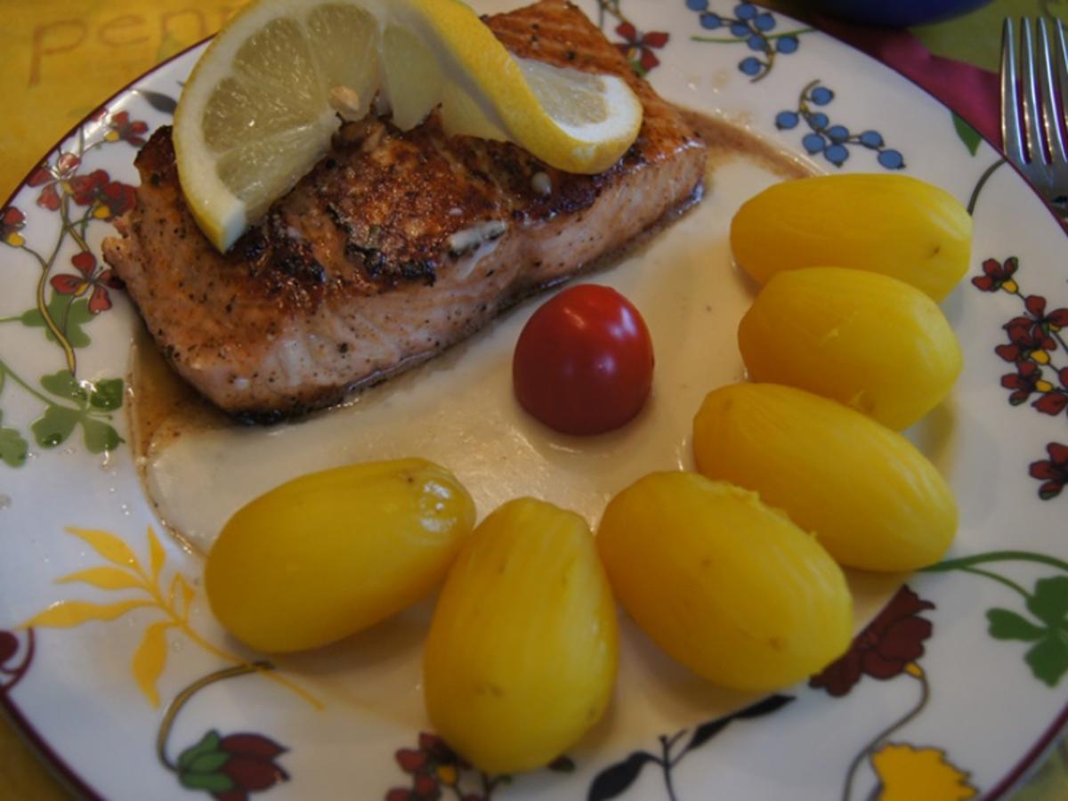 Lachsfilet mit Meerrettichsauce, Drillingen und Romana Salat - einfach ...