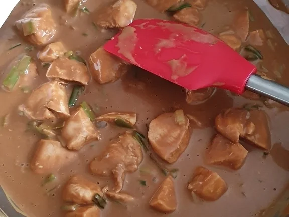 Hähnchenbrust als Gulasch mit Erbsen und Kartoffelscheiben - Rezept - Bild Nr. 4