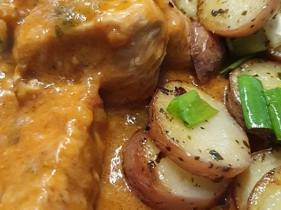 Hähnchenbrust als Gulasch mit Erbsen und Kartoffelscheiben - Rezept - Bild Nr. 5