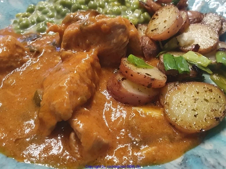 Hähnchenbrust als Gulasch mit Erbsen und Kartoffelscheiben - Rezept - Bild Nr. 6