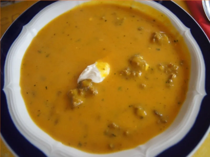 Rezept: Kürbissuppe mit pikanter Rinderhackeinlage Bild Nr. 2 Kürbissuppe mit pikanter Rinderhackeinlage - Rezept - Bild Nr. 2