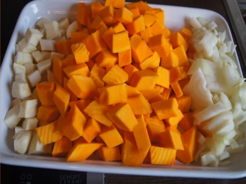 Rezept: Kürbissuppe mit pikanter Rinderhackeinlage Bild Nr. 9659 Kürbissuppe mit pikanter Rinderhackeinlage - Rezept - Bild Nr. 9659