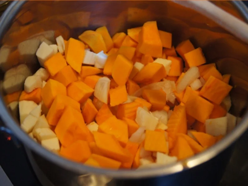 Rezept: Kürbissuppe mit pikanter Rinderhackeinlage Bild Nr. 9660 Kürbissuppe mit pikanter Rinderhackeinlage - Rezept - Bild Nr. 9660