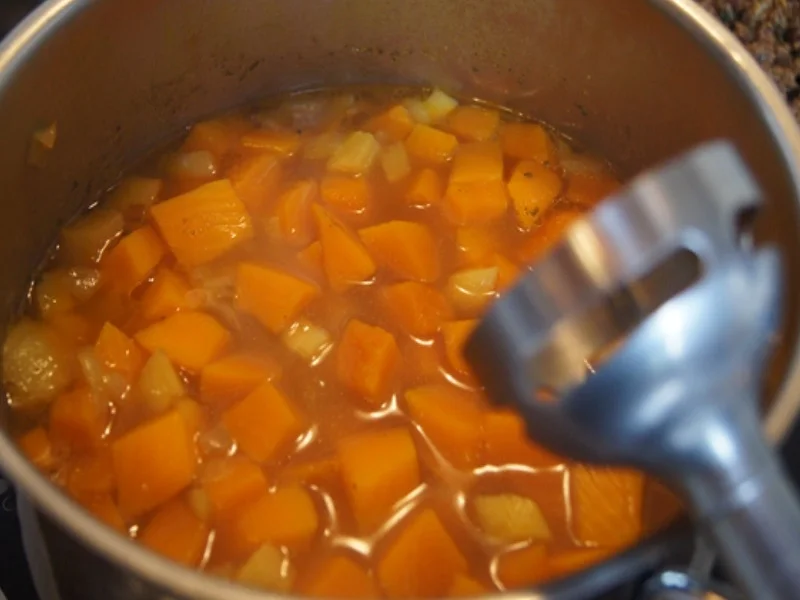 Rezept: Kürbissuppe mit pikanter Rinderhackeinlage Bild Nr. 9664 Kürbissuppe mit pikanter Rinderhackeinlage - Rezept - Bild Nr. 9664