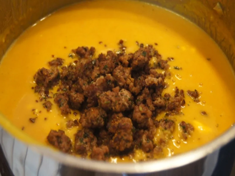 Rezept: Kürbissuppe mit pikanter Rinderhackeinlage Bild Nr. 9672 Kürbissuppe mit pikanter Rinderhackeinlage - Rezept - Bild Nr. 9672