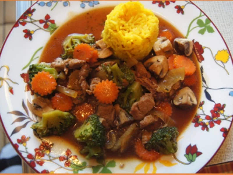 Schweinefilet mit Brokkoli und Gemüsemix im Wok mit gelben Basmatireis - Rezept - Bild Nr. 2