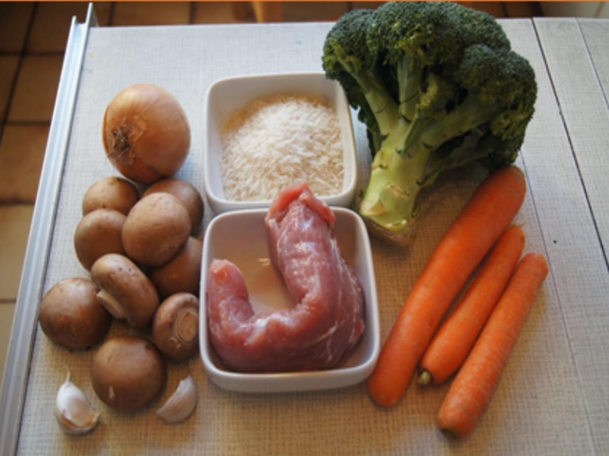 Schweinefilet mit Brokkoli und Gemüsemix im Wok mit gelben Basmatireis - Rezept - Bild Nr. 3
