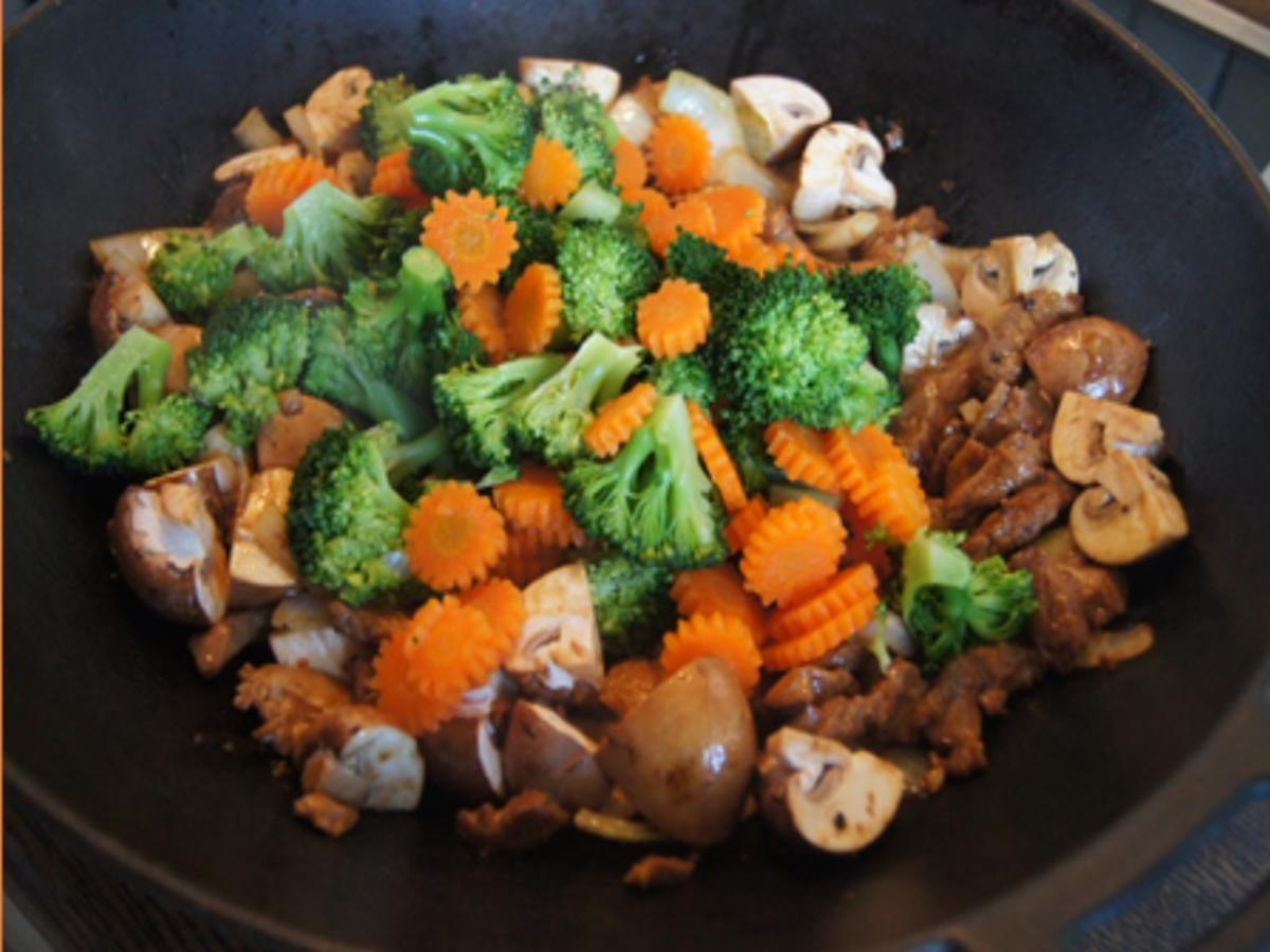 Schweinefilet mit Brokkoli und Gemüsemix im Wok mit gelben Basmatireis - Rezept - Bild Nr. 19