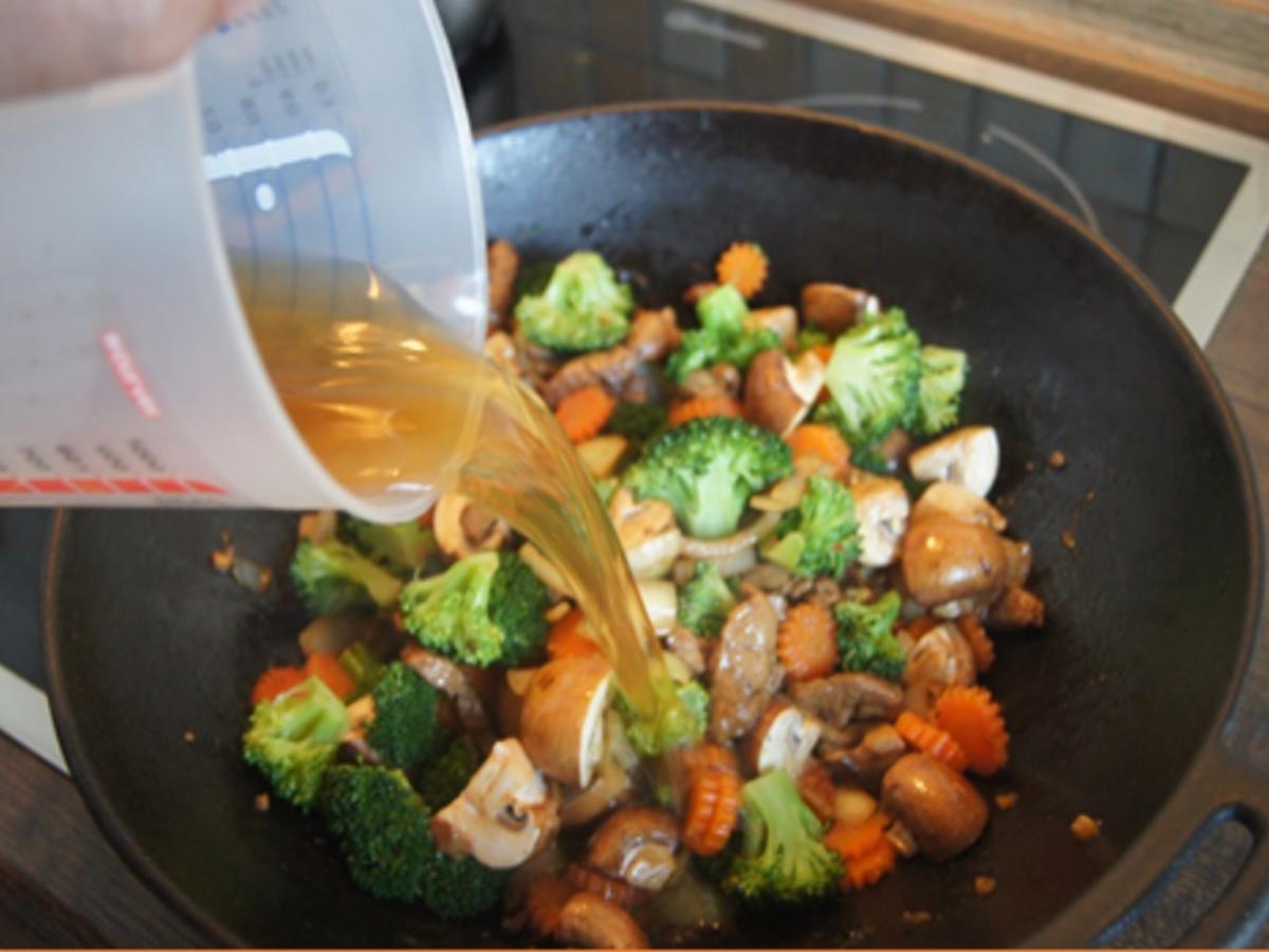 Schweinefilet mit Brokkoli und Gemüsemix im Wok mit gelben Basmatireis - Rezept - Bild Nr. 21