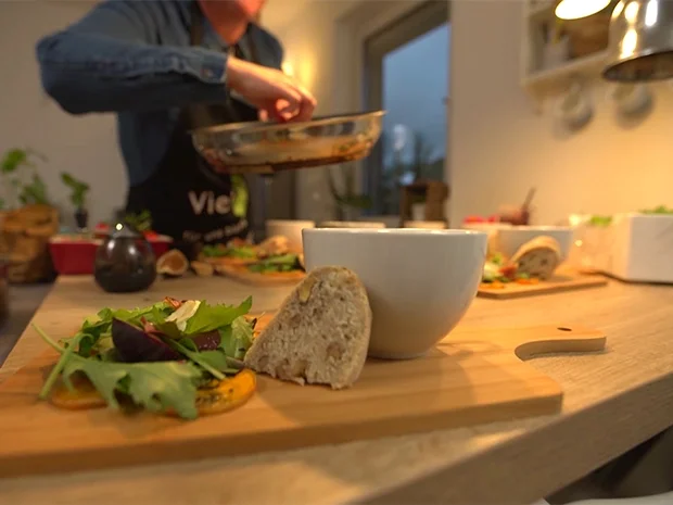 Butternutkürbis-Carpaccio, Wildkräutersalat, Beeren-Schoko-Vinaigrette - Rezept - Bild Nr. 2