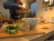 Butternutkürbis-Carpaccio, Wildkräutersalat, Beeren-Schoko-Vinaigrette - Rezept - Bild Nr. 2