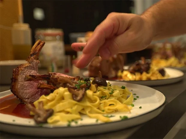 Rezept: Wilhelmstaler Honig-Lamm an Safran-Pasta mit Wald-Pilzen Bild Nr. 2 Wilhelmstaler Honig-Lamm an Safran-Pasta mit Wald-Pilzen - Rezept - Bild Nr. 2