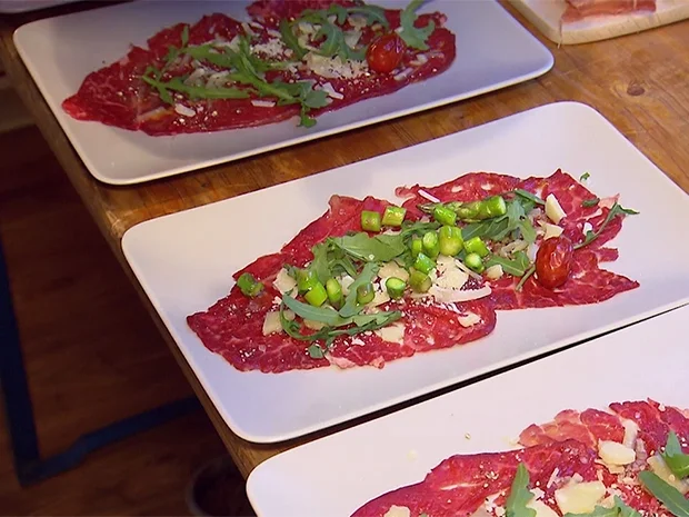 Rezept: Carpaccio Verde vom Rind mit Rucola, Spargel und Kapern Bild Nr. 2 Carpaccio Verde vom Rind mit Rucola, Spargel und Kapern - Rezept - Bild Nr. 2