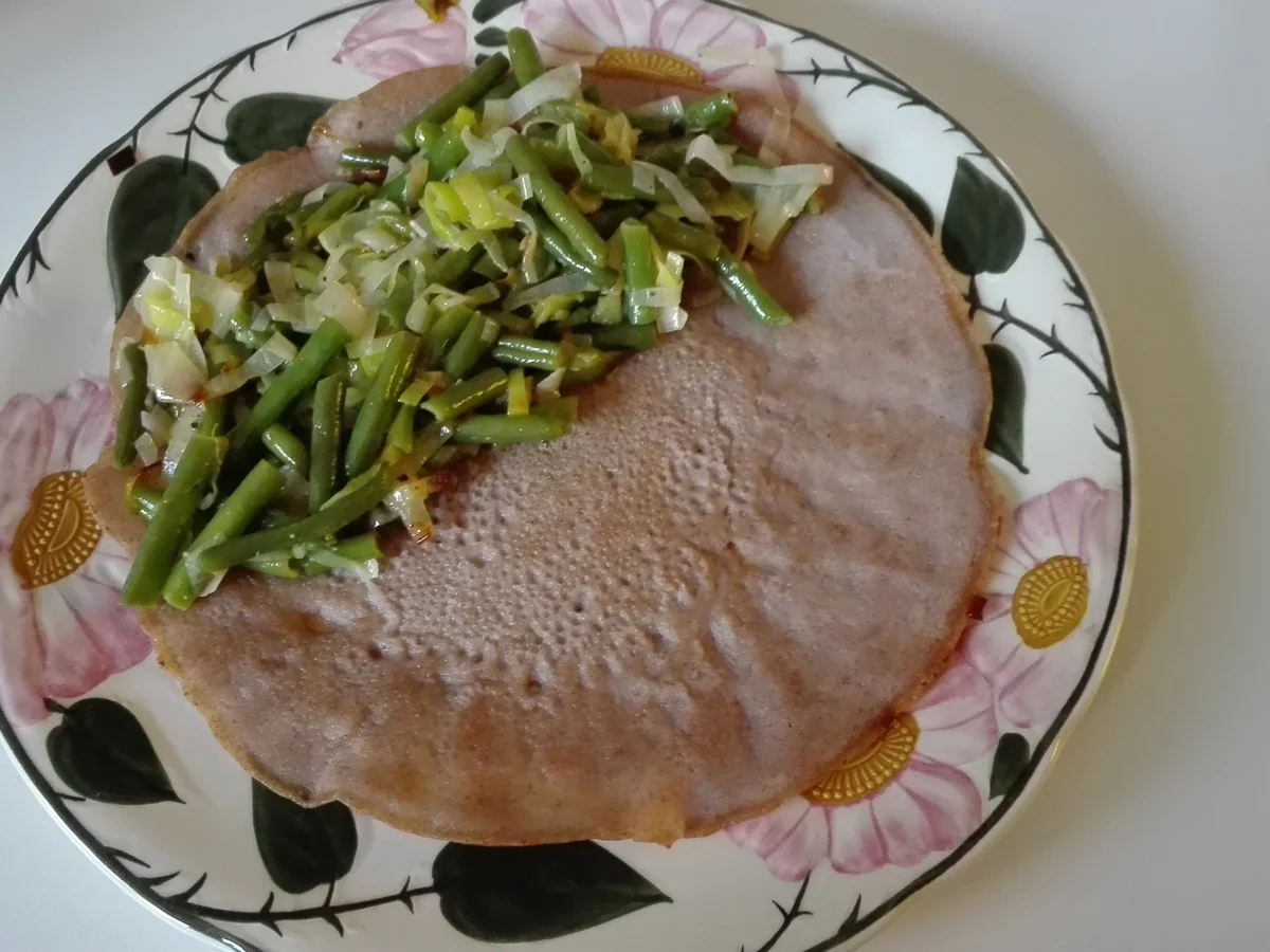 Buchweizen - Pfannkuchen mit Zwiebelbohnen - Rezept - Bild Nr. 2