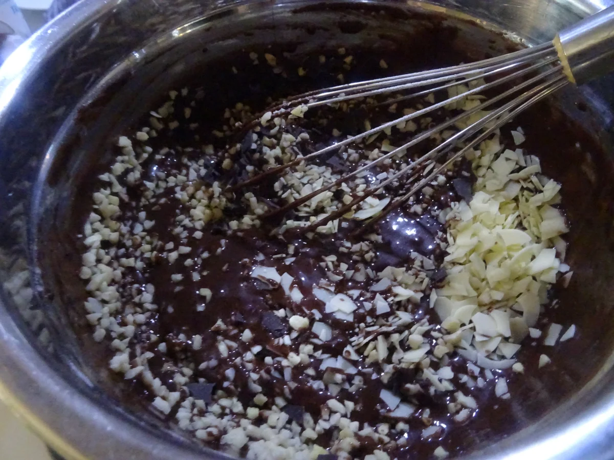 Rezept: "Schoki-Begrüßungs-Einzugs-Kuchen" Bild Nr. 4 "Schoki-Begrüßungs-Einzugs-Kuchen" - Rezept - Bild Nr. 4