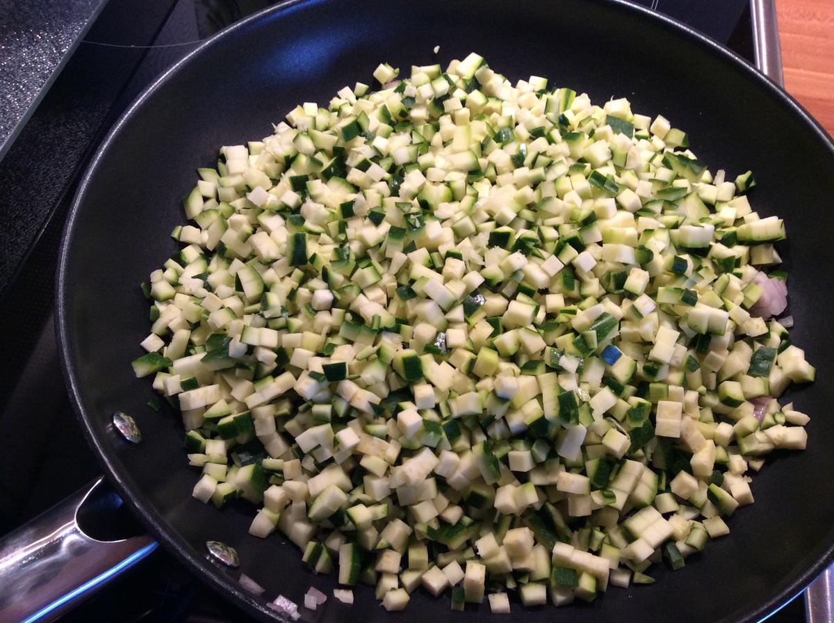 Zucchini-Bratlinge mit Feta und Oliven - Rezept - Bild Nr. 3